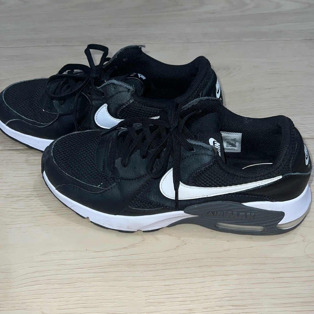 black nike tennis shoes